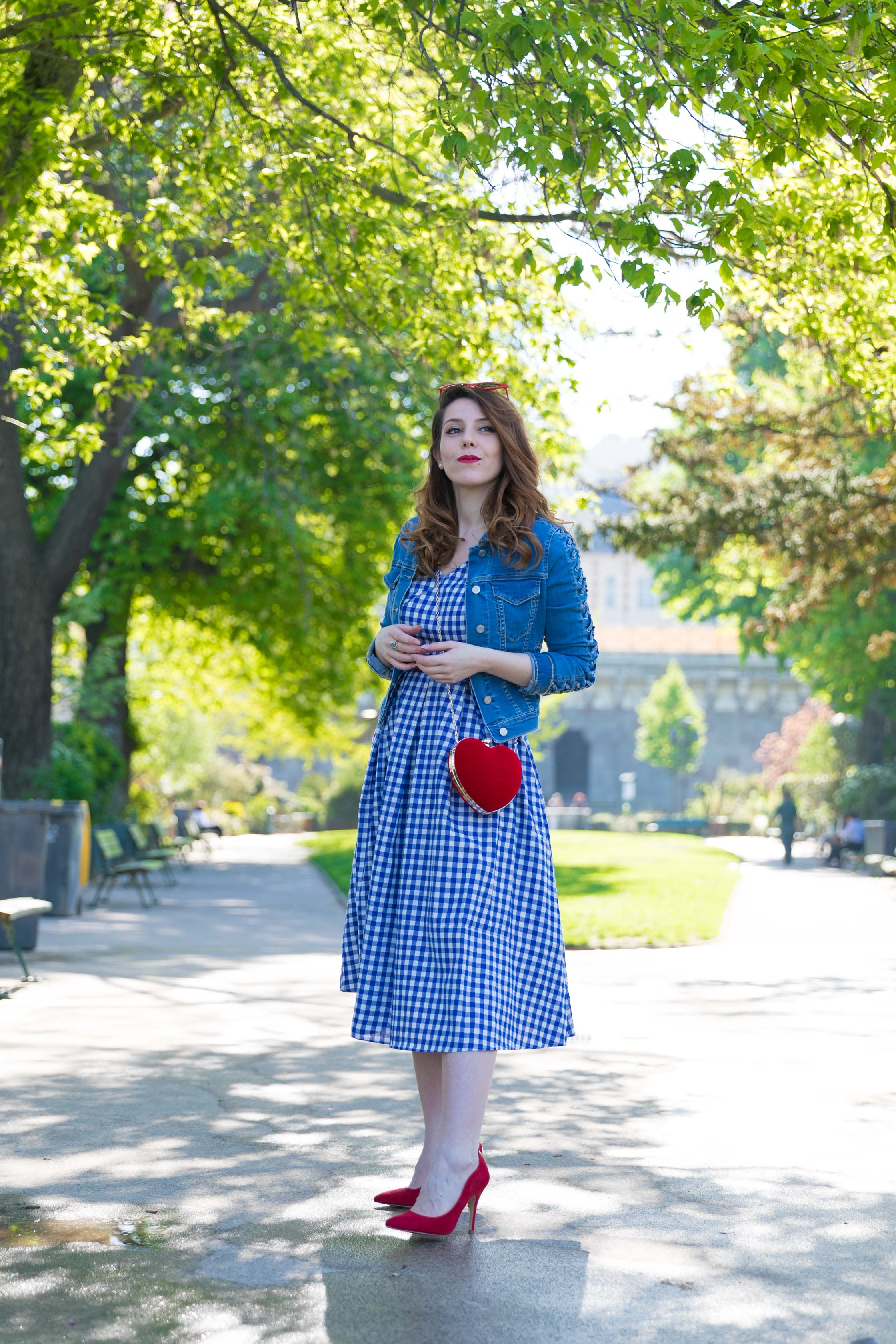 sac coeur rouge robe retro vichy bleue veste en jean tresse ile de la cite paris charlie sugar town