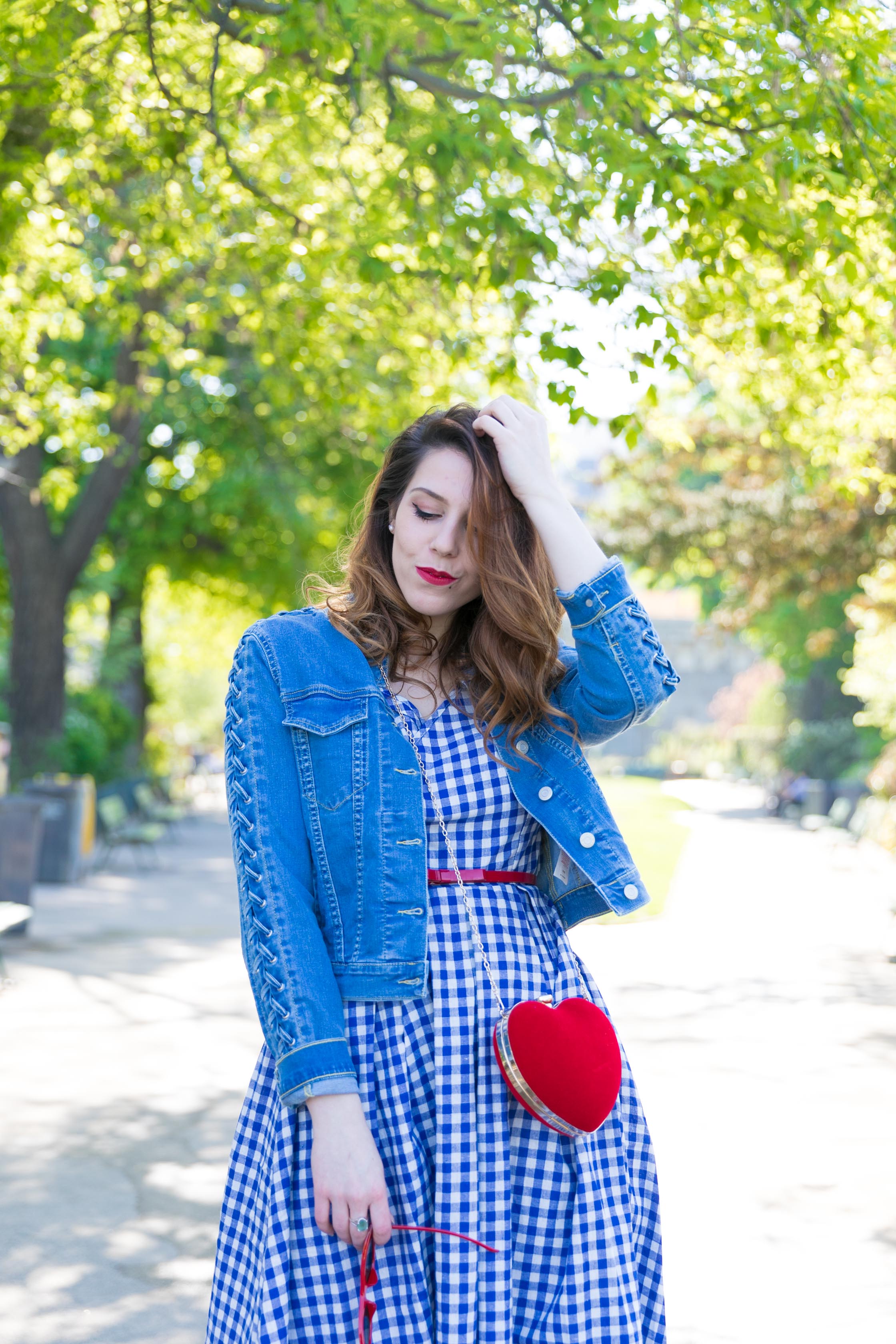 sac coeur rouge robe retro vichy bleue veste en jean tresse ile de la cite paris charlie sugar town