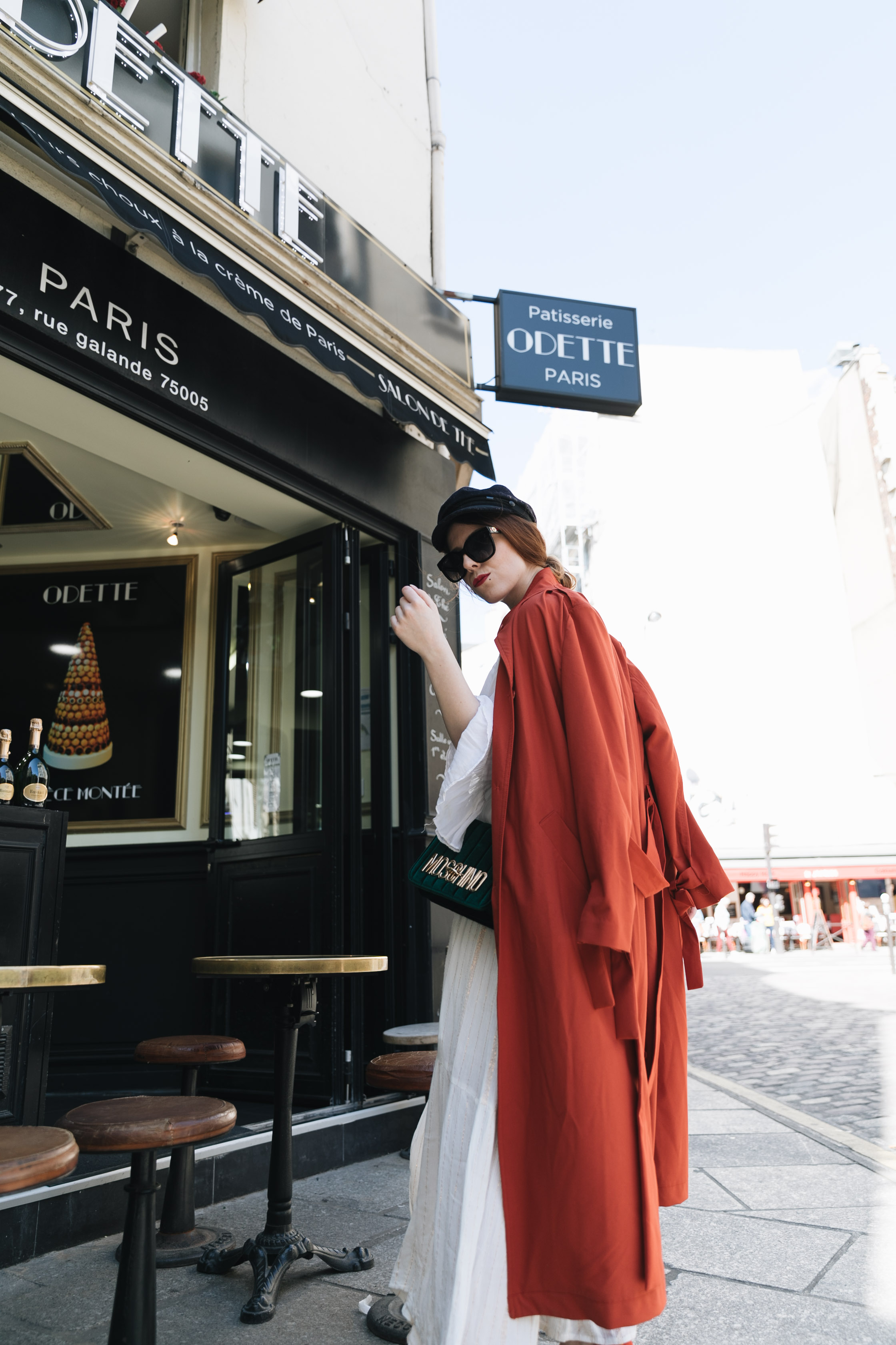 trench orange pantalon oversize tenue mode patisserie Odette Paris saint michel charlie sugar town