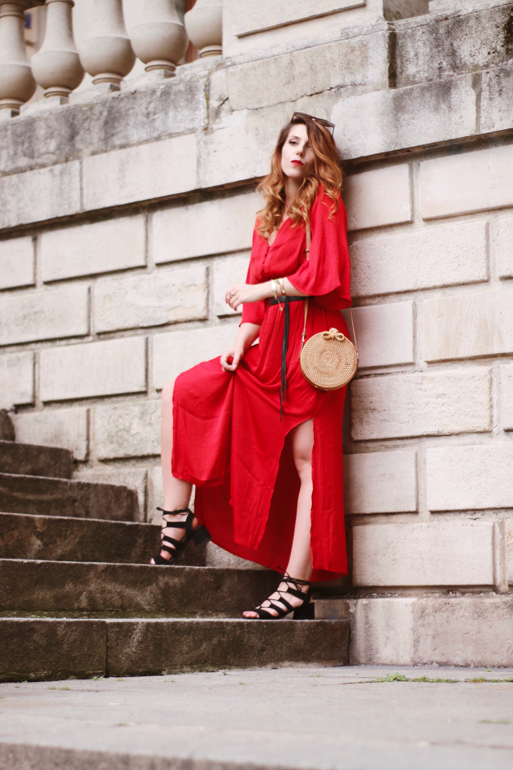 sac en rotin robe rouge longue et fluide look bohème paris charlie sugar town