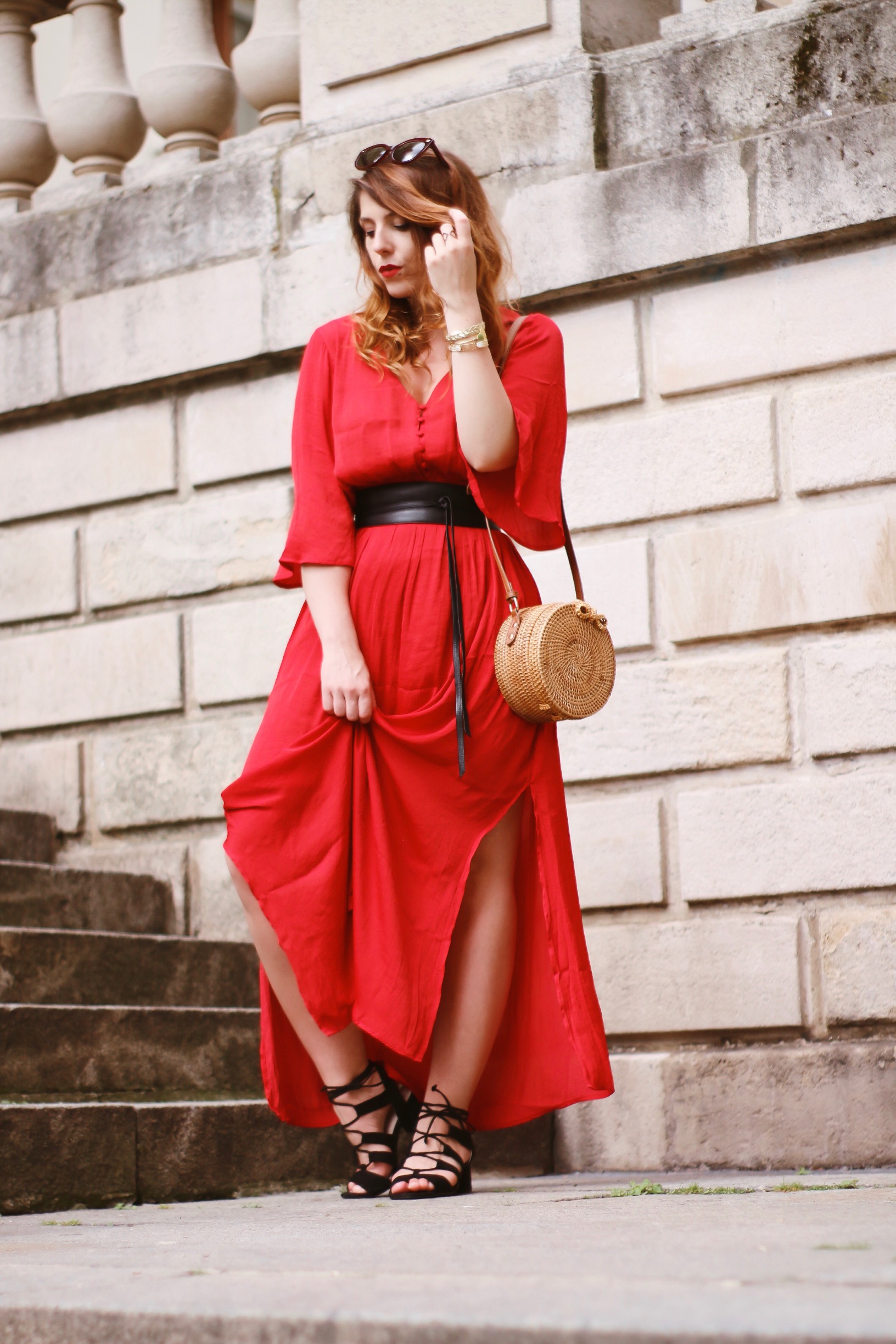 sac en rotin robe rouge longue et fluide look bohème paris charlie sugar town