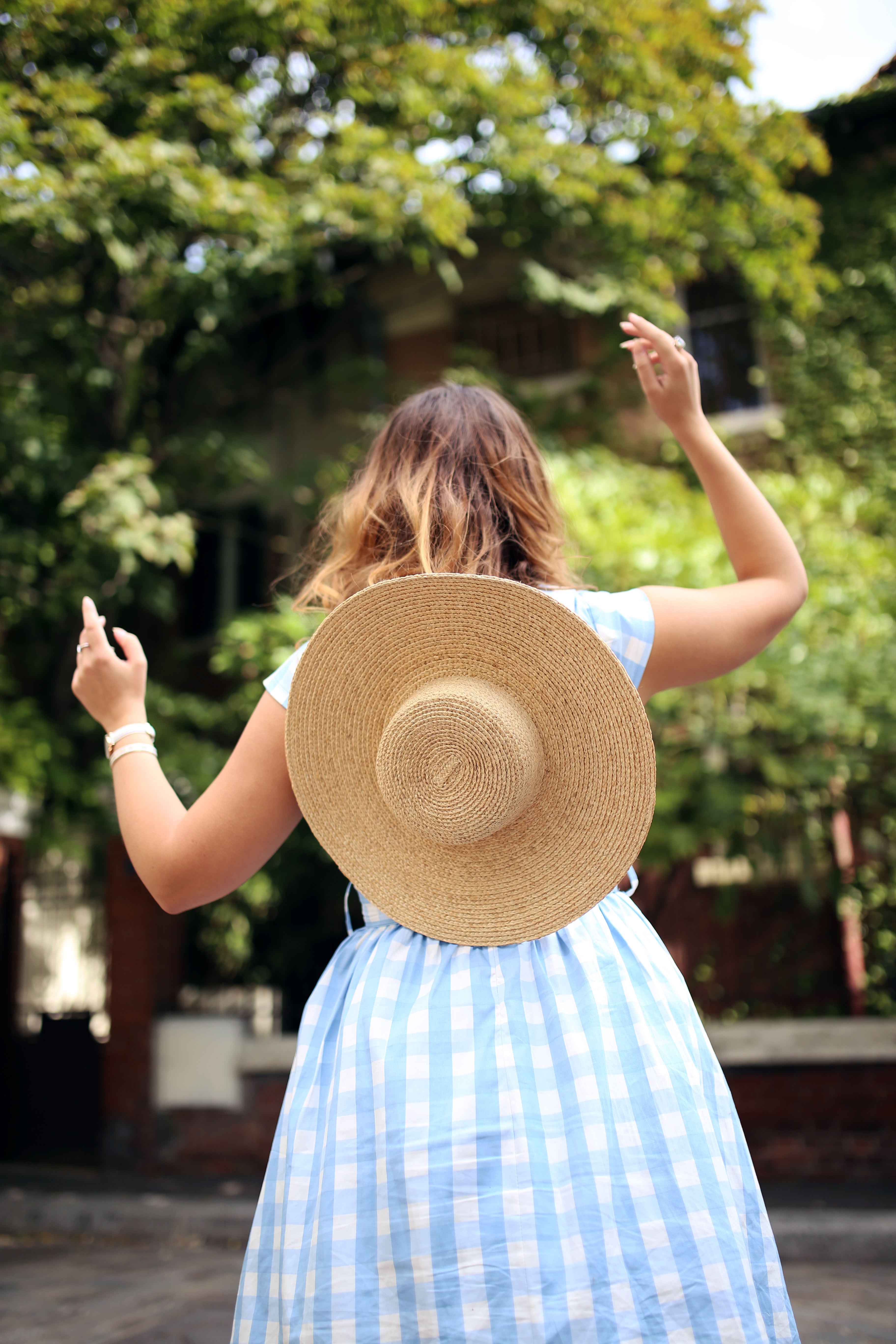 Robe vichy bleue style pin up Bardot et chapeau vintage Paris Cité florale Charlie Sugar Town