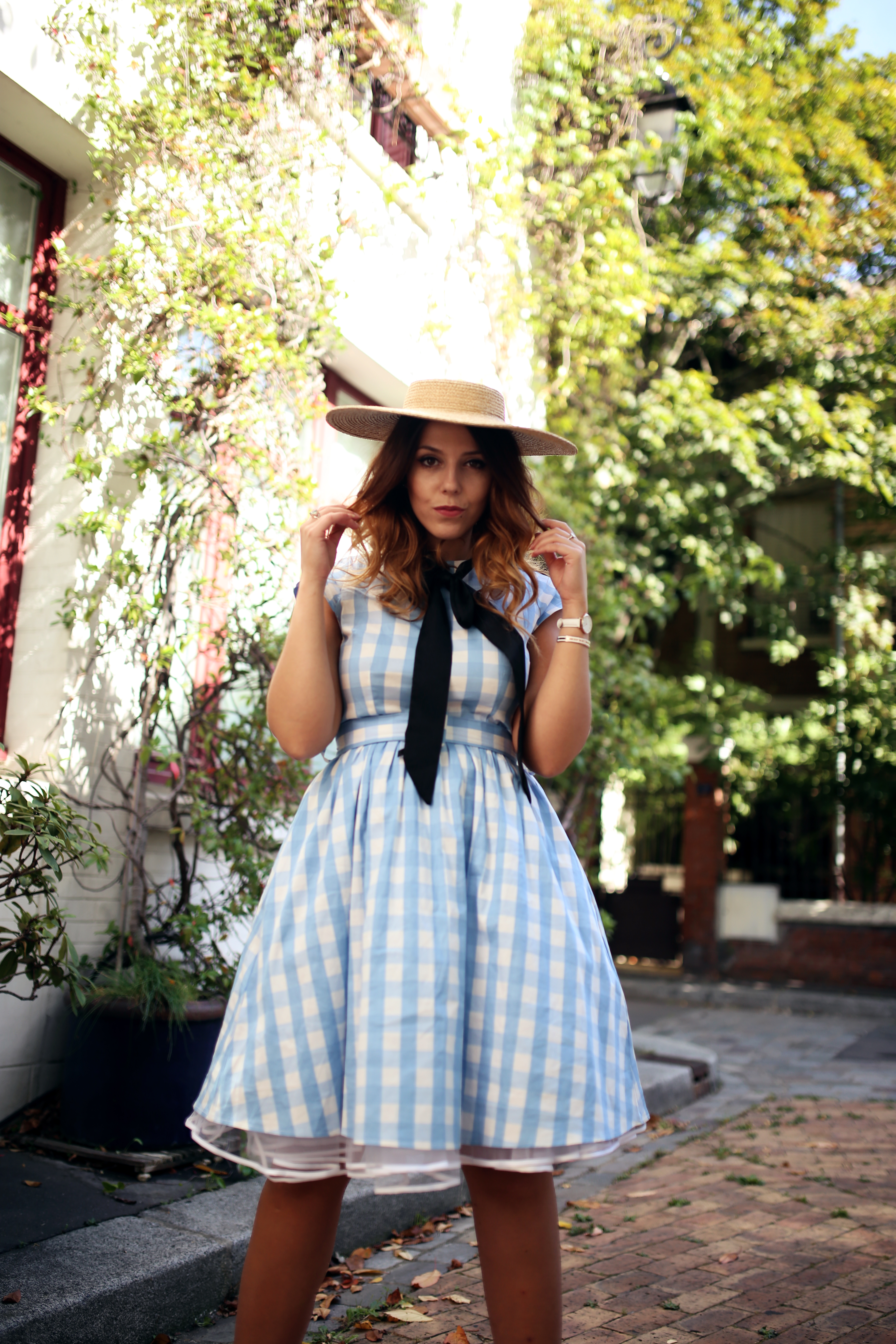 Robe vichy bleue style pin up Bardot et chapeau vintage Paris Cité florale Charlie Sugar Town