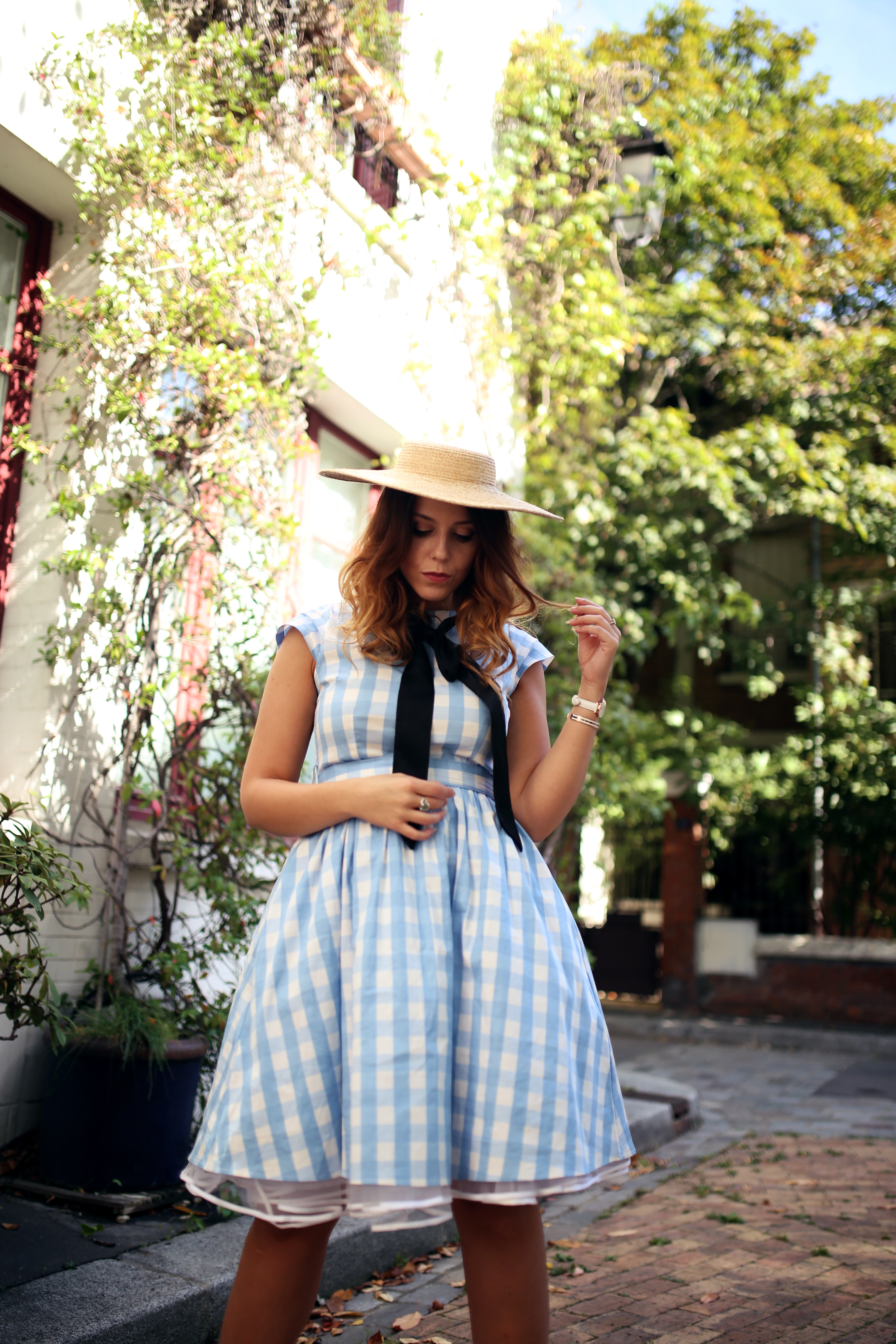 Robe vichy bleue style pin up Bardot et chapeau vintage Paris Cité florale Charlie Sugar Town